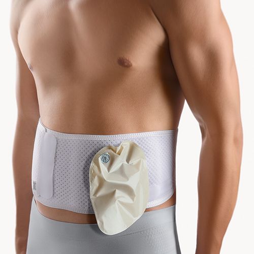 Männlicher Torso mit Stoma-Bandage und Stomabeutel